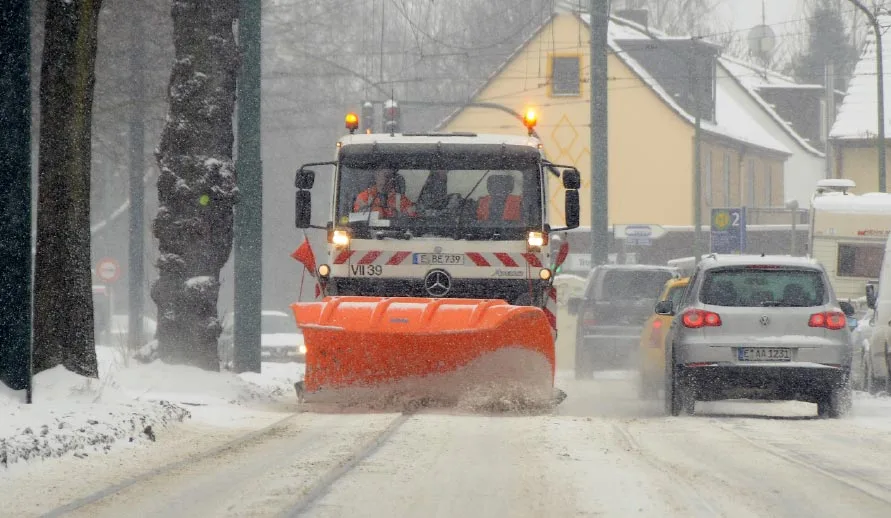 Winterdienst mit modernen Streu- und Räumfahrzeugen